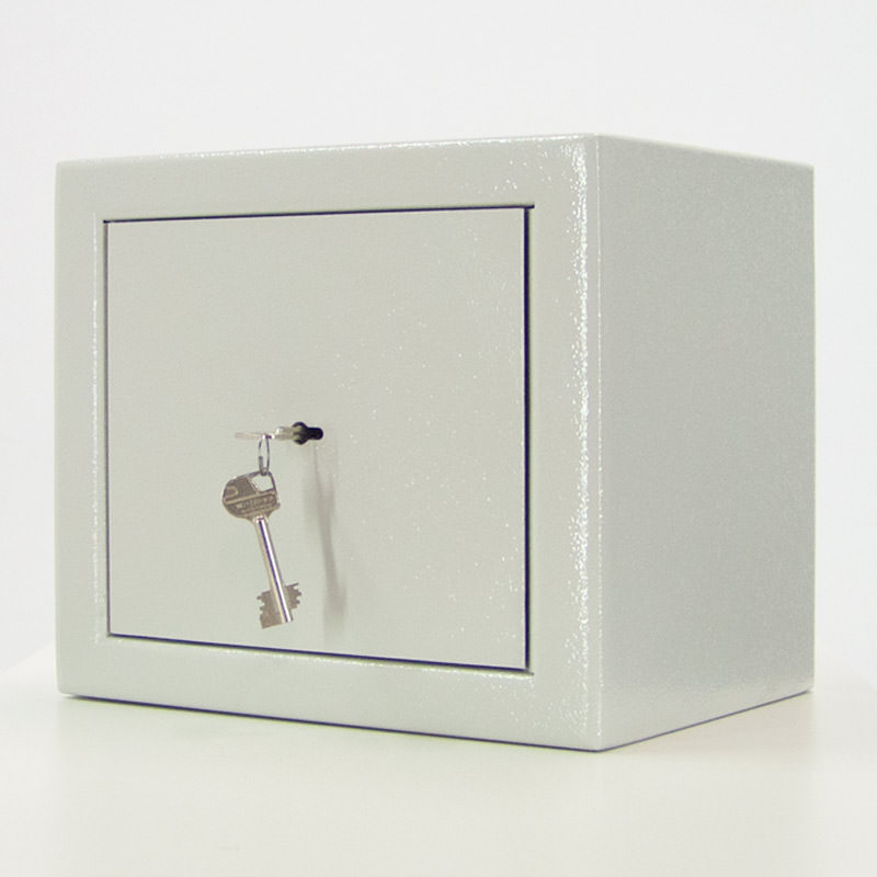 Gebruikte kluis met wandbevestiging en reserve sleutel